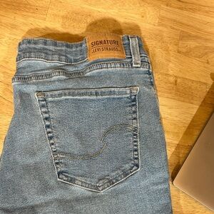 Signature by Levi Strauss Light Blue Denim capris